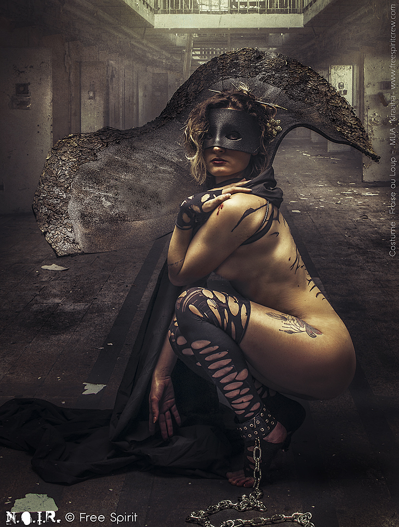 Luis Royo photo Free Spirit Noir col Fraise au loup dark beauty sexy woman