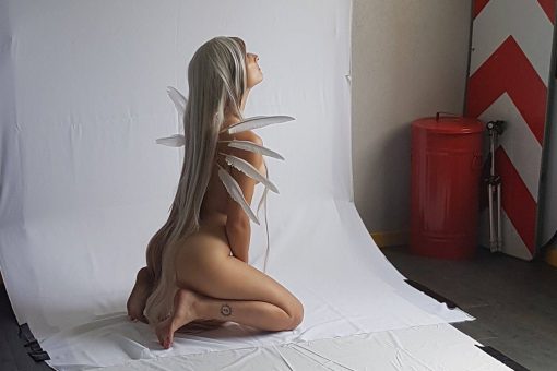 Free Spirit Shooting photo Fallen Angels Delphine Cencig plumes cheveux blanc nude nu